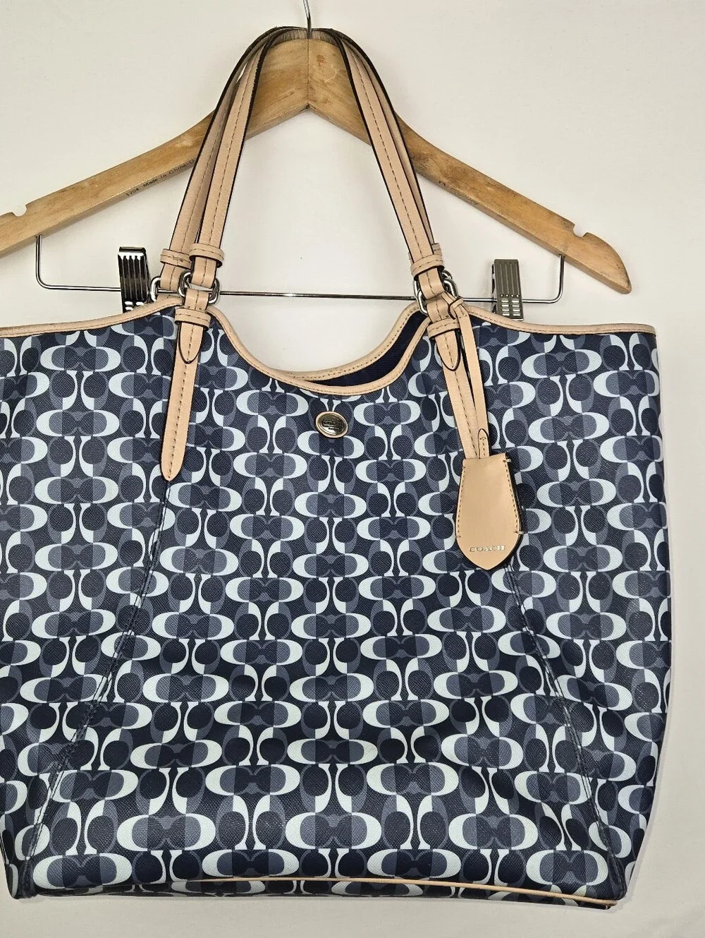 Coach Peyton Dream Signature Tote Bag Leather Navy. Damaged. Flaws!!!‎